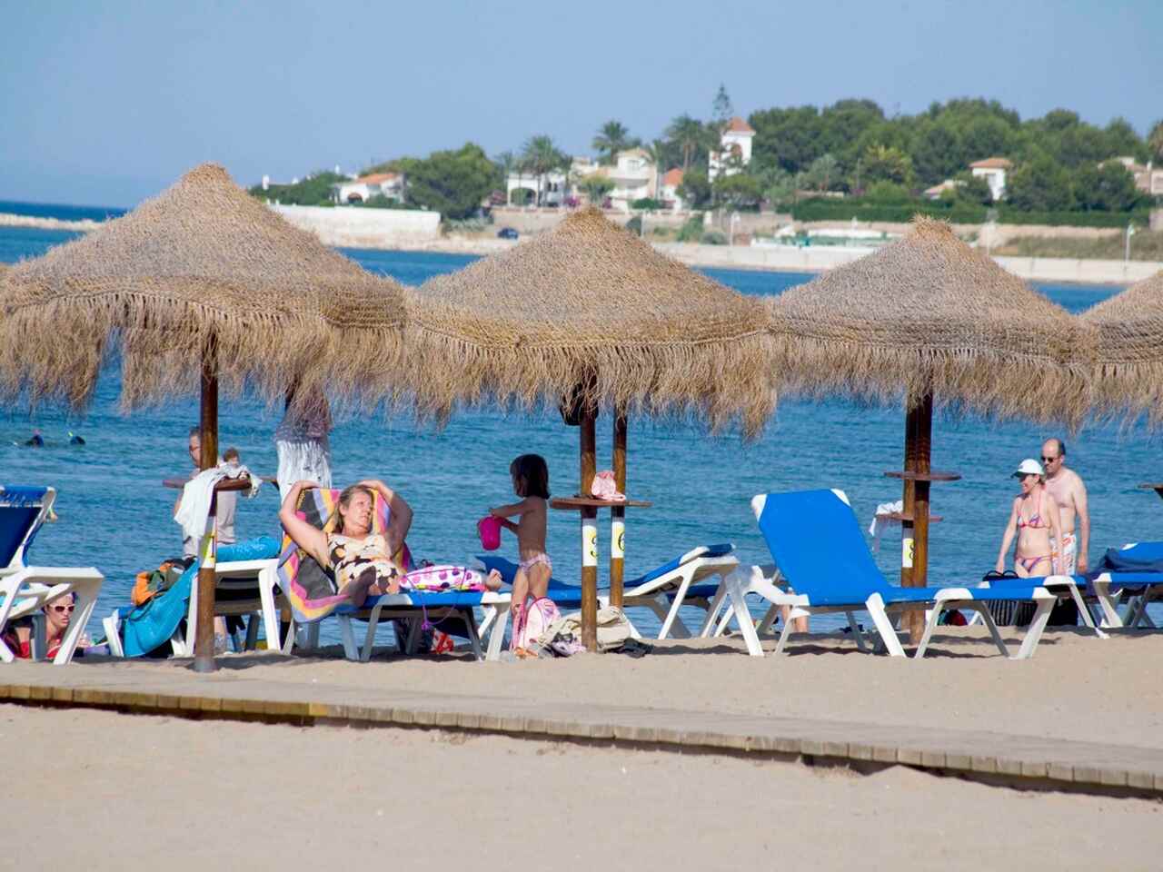 Playa de la Marineta Casiana en Dénia: Guía de servicios, paseo y ubicación